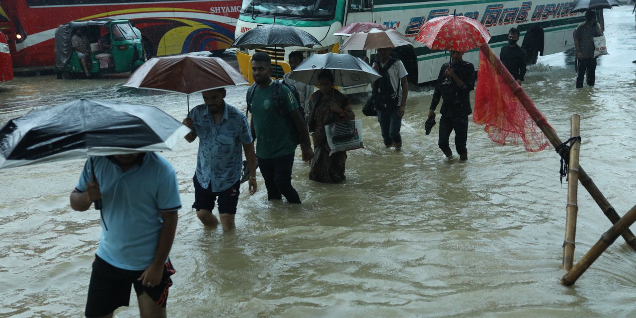 Bangladeş’i muson vurdu: 27 ölü