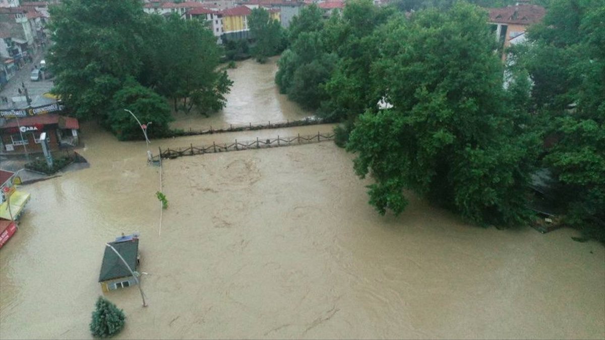 Bartın’da taşkın nedeniyle tarihi Kemerköprü su altında kaldı