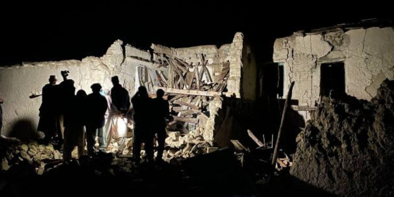 Bini aşkın kişiye mezar oldu…  Deprem sonrası Pakistan’dan Afganistan’a yardım