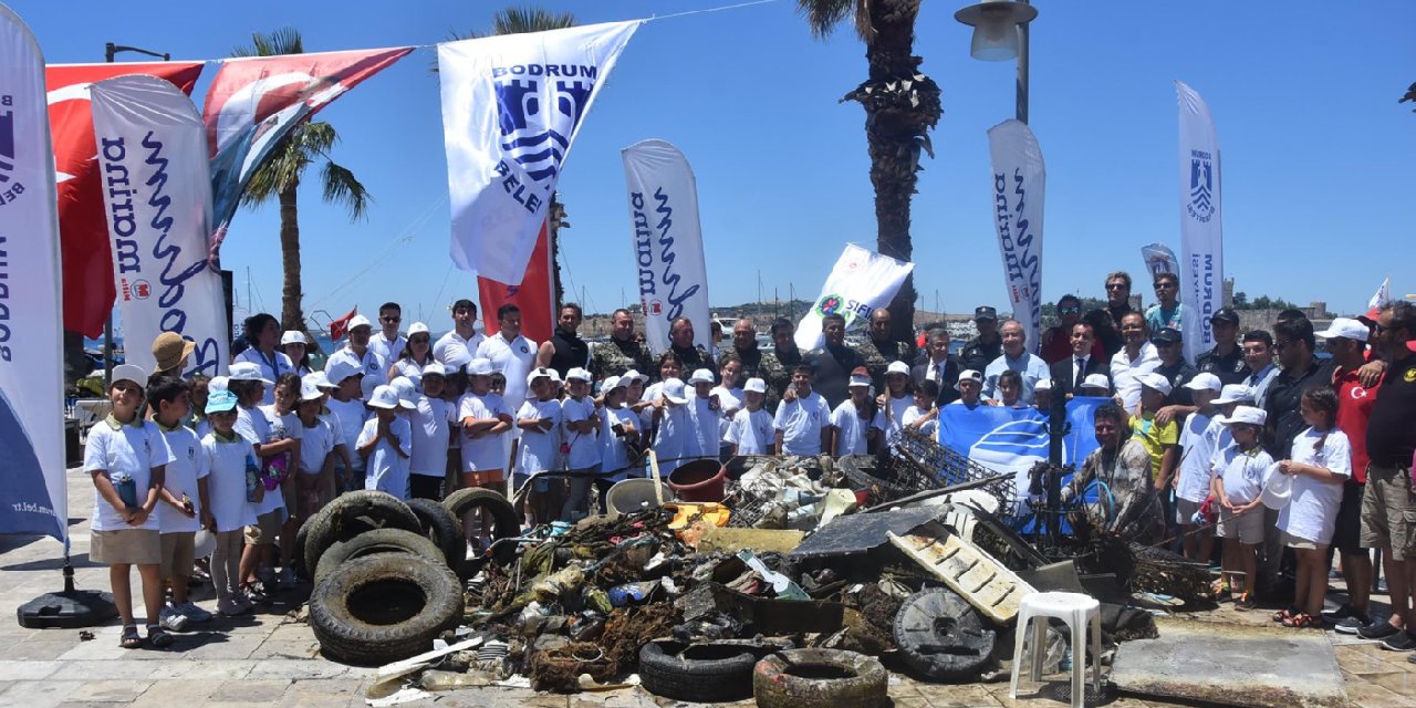 Bodrum’da denizden şezlong, araç lastiği ve lavabo çıktı