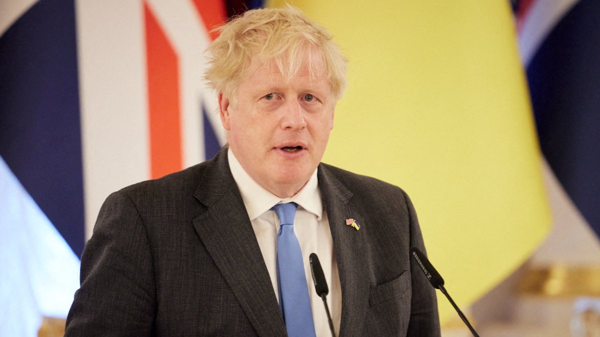 Boris Johnson hastaneye kaldırıldı