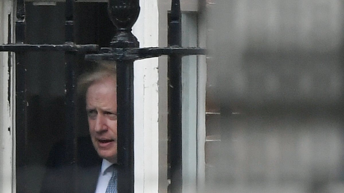 Boris Johnson partisinden güven oyu aldı