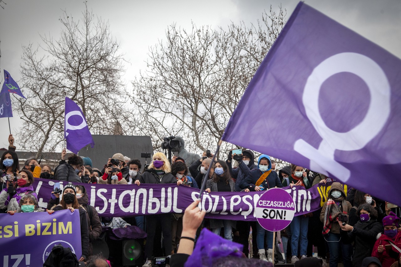 Bu cesaret nereden? Boşanma aşamasındaki eşe canlı yayında ‘vaden doldu’ tehdidi
