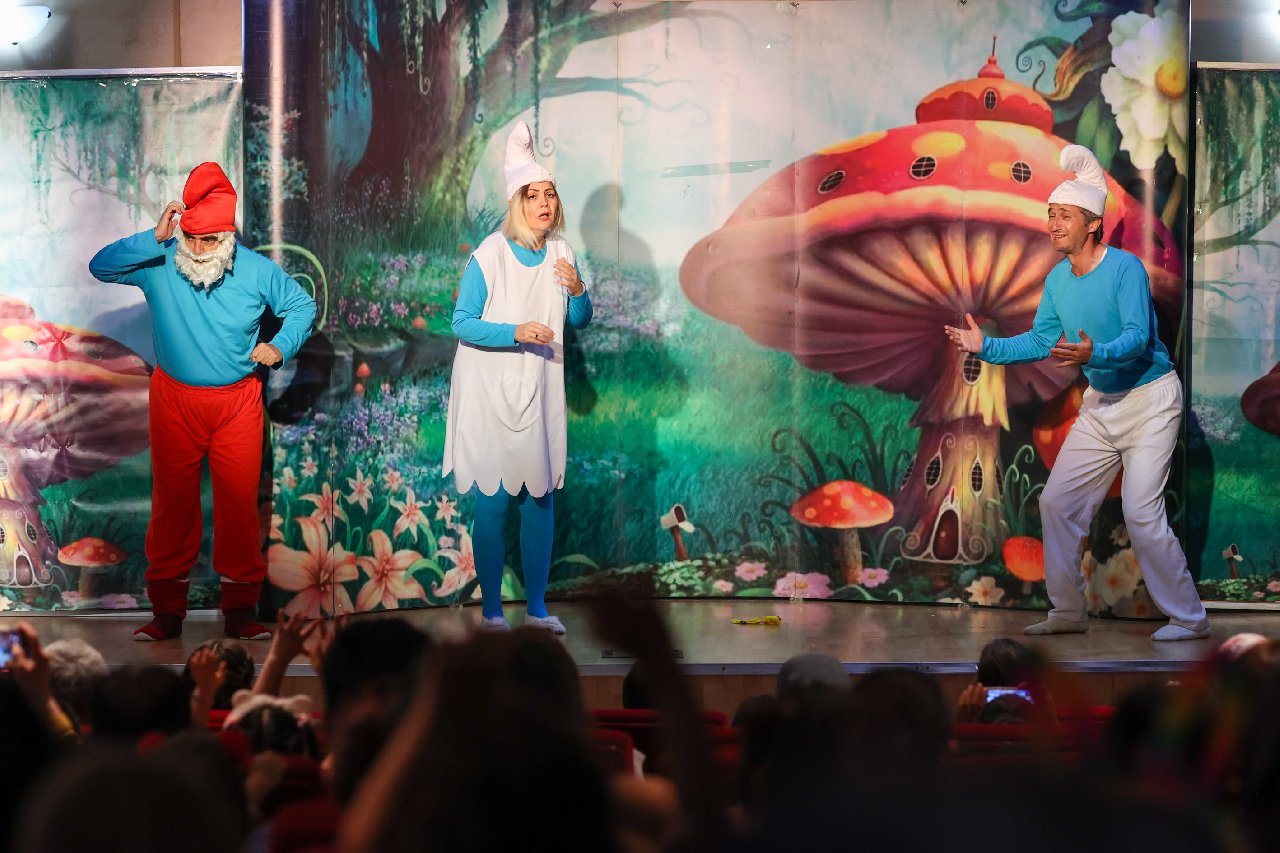 Bucalı minikler Dev Şirinler’le eğlendi