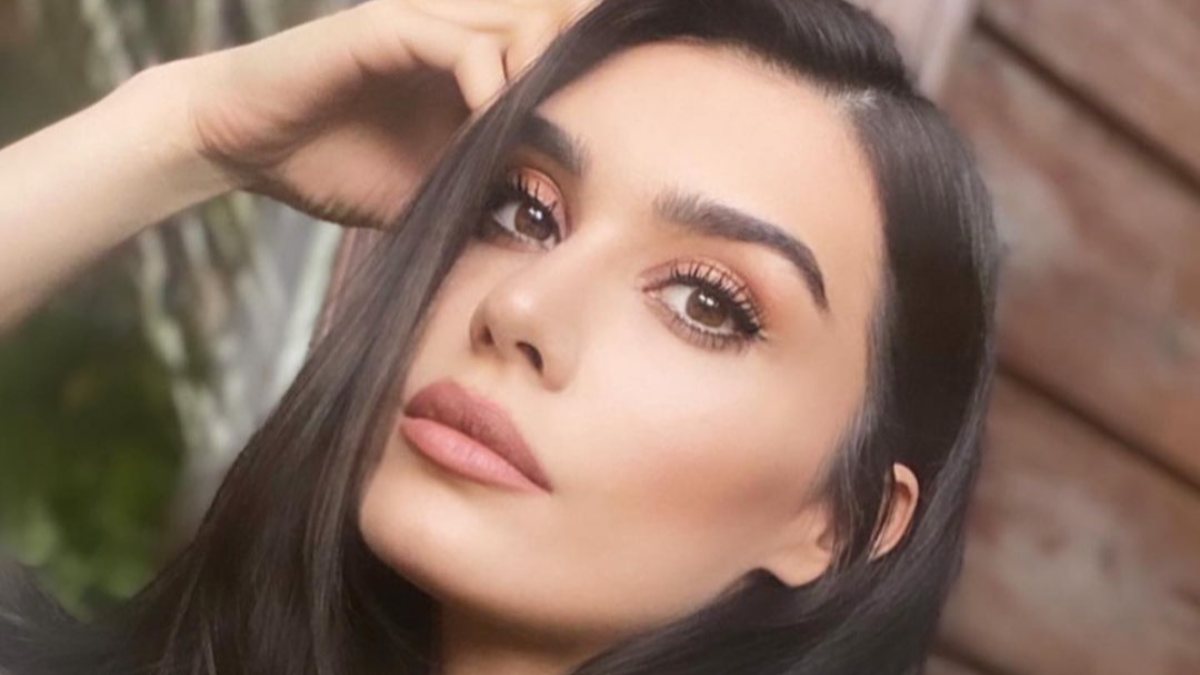 Burcu Kıratlı’dan mini şortla yatak üstü pozları! ‘O nasıl bir duruş’