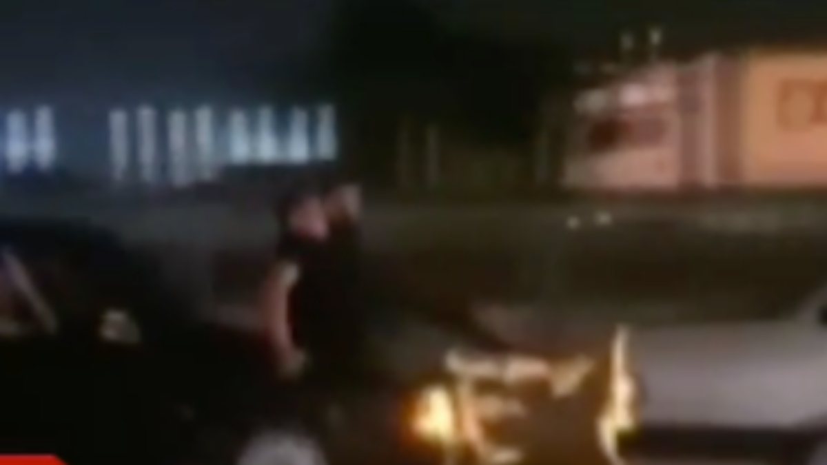 Bursa’da yolda kalan aracı ayaklarıyla ittiler