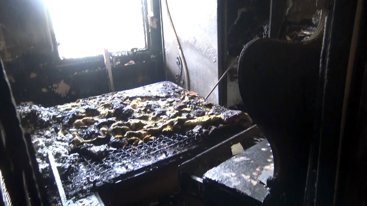 Çakmakla oyun dubleks evi kül etti