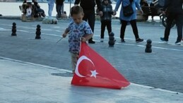 Çanakkale’de bir çocuk, yerdeki Türk bayrağını kaldırıdı