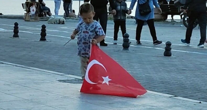 Çanakkale’de bir çocuk, yerdeki Türk bayrağını kaldırıdı