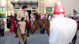 Çanakkale’de gelin ve damat, düğün salonuna at sırtında gitti