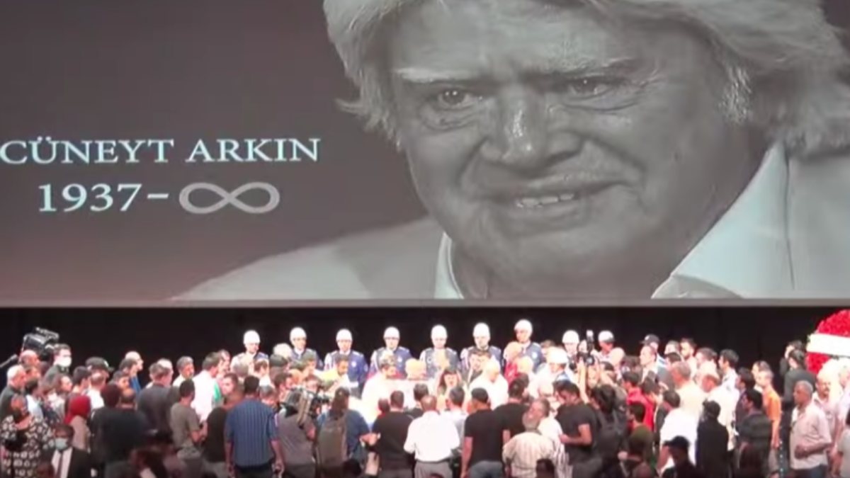 Cüneyt Arkın’ın cenazesinde fotoğraf yarışına girenlere uyarı