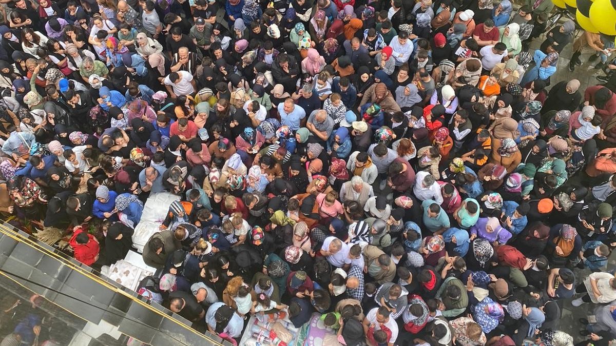 Düzce’de mağaza izdihamı: Yüzde 50 indirimi duyan koştu