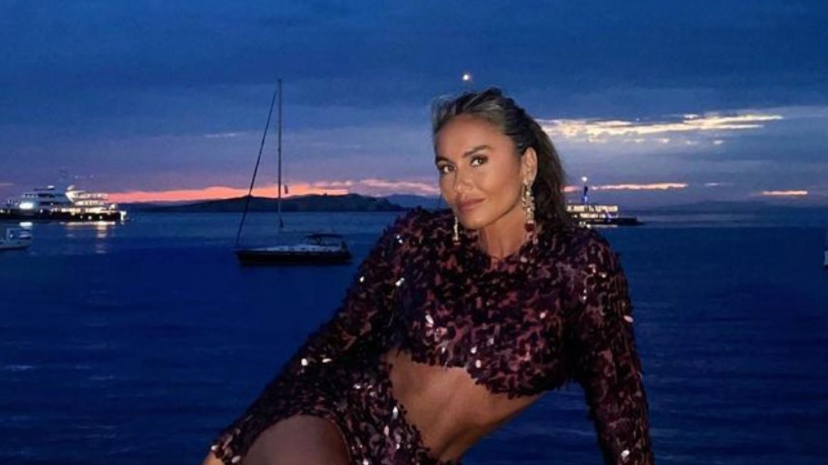 Eda Taşpınar Mykonos’a çıkarma yaptı! Minicik bikinisiyle geceyi aydınlattı…’Kasıp kavurdun yine’