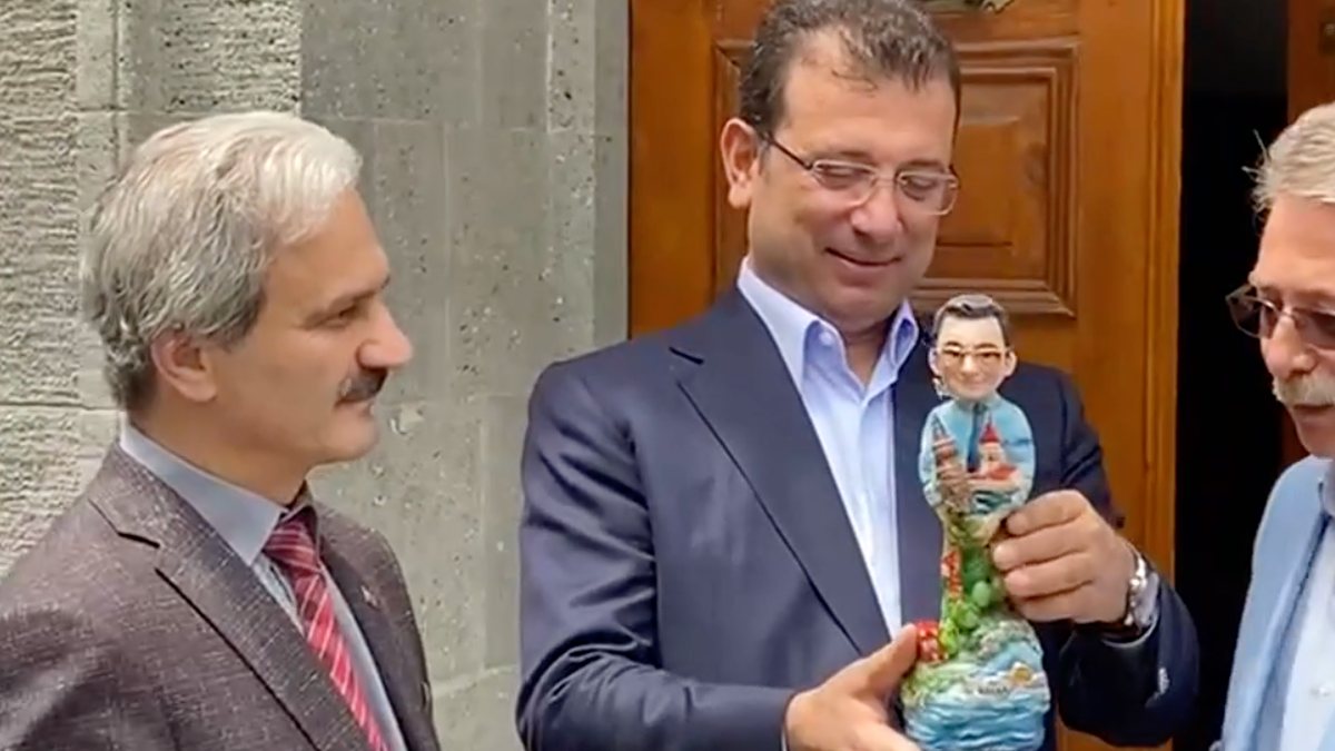 Ekrem İmamoğlu’na Trabzon’da kendi heykeli hediye edildi
