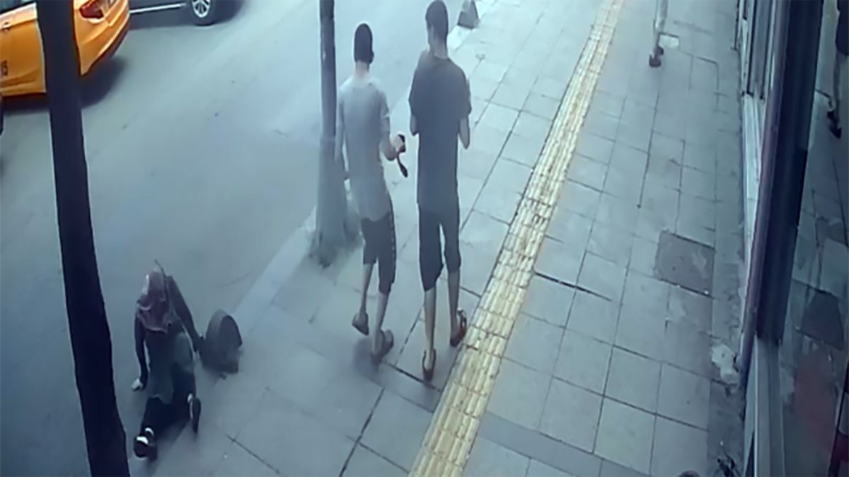 Esenler’de yaşlı kadını yere iten gençler kamerada