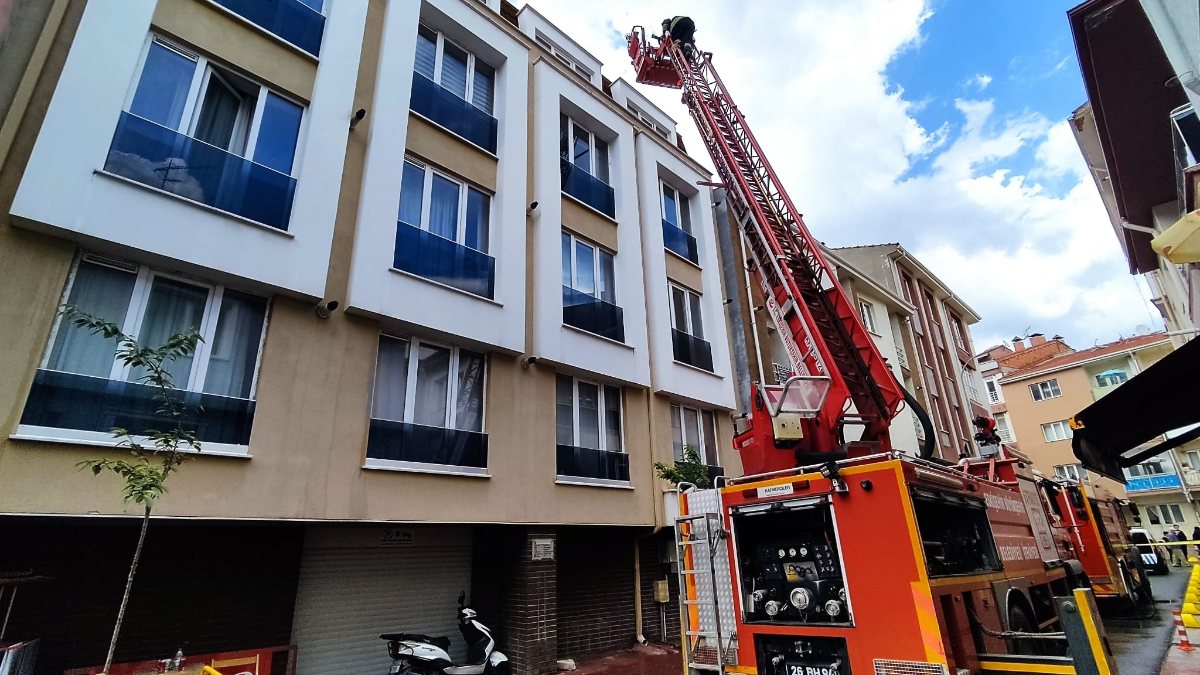 Eskişehir’de sağanak yağmur sonrası düşen yıldırım yangına neden oldu