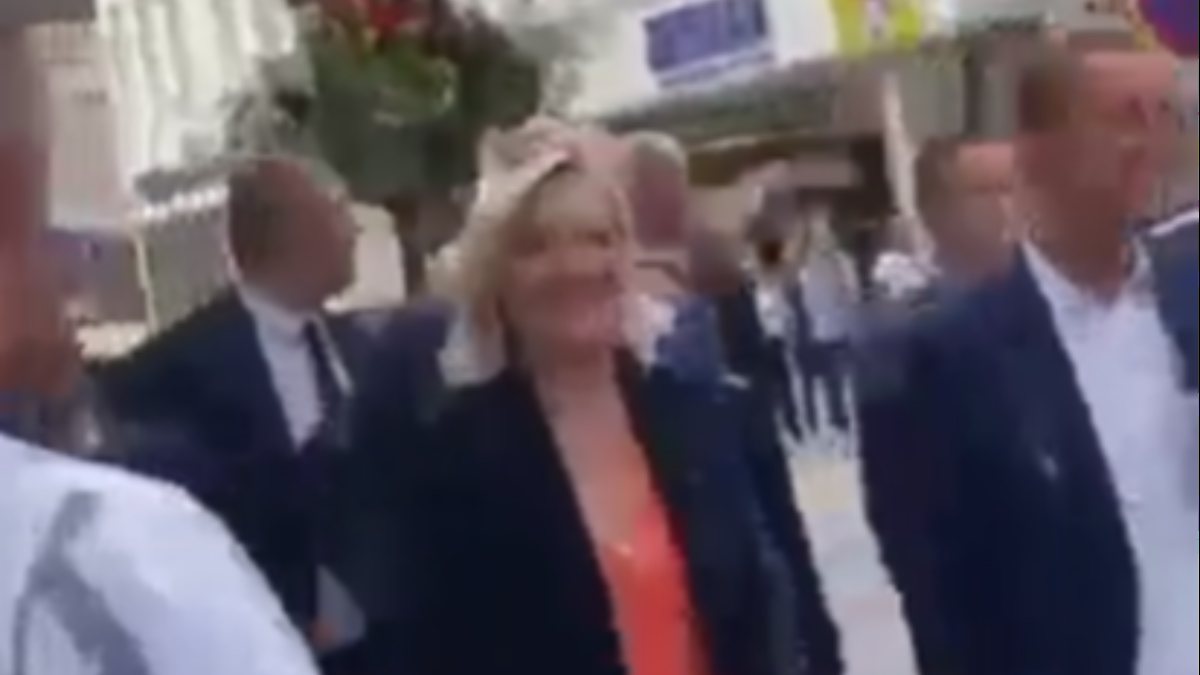 Fransa’da Marine Le Pen’e yumurtalı saldırı