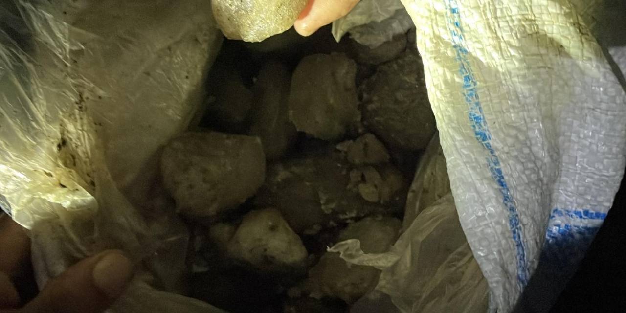 Gökten düşen buz kütlesini bomba zannetti: 24 saat sonra eridi