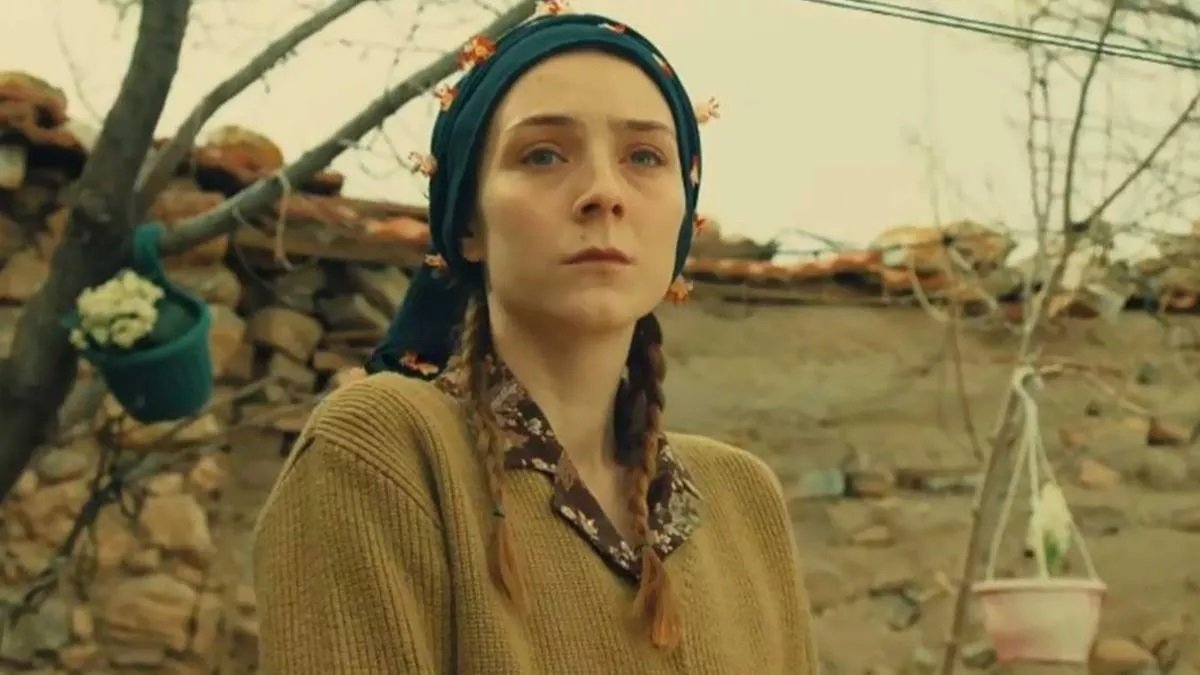 Gönül Dağı’nda Rıfat’ın eşi Mihriban dekolteli ve mini etekli pozlarıyla ortalığı yıktı! ‘Sen neymişsin ya’