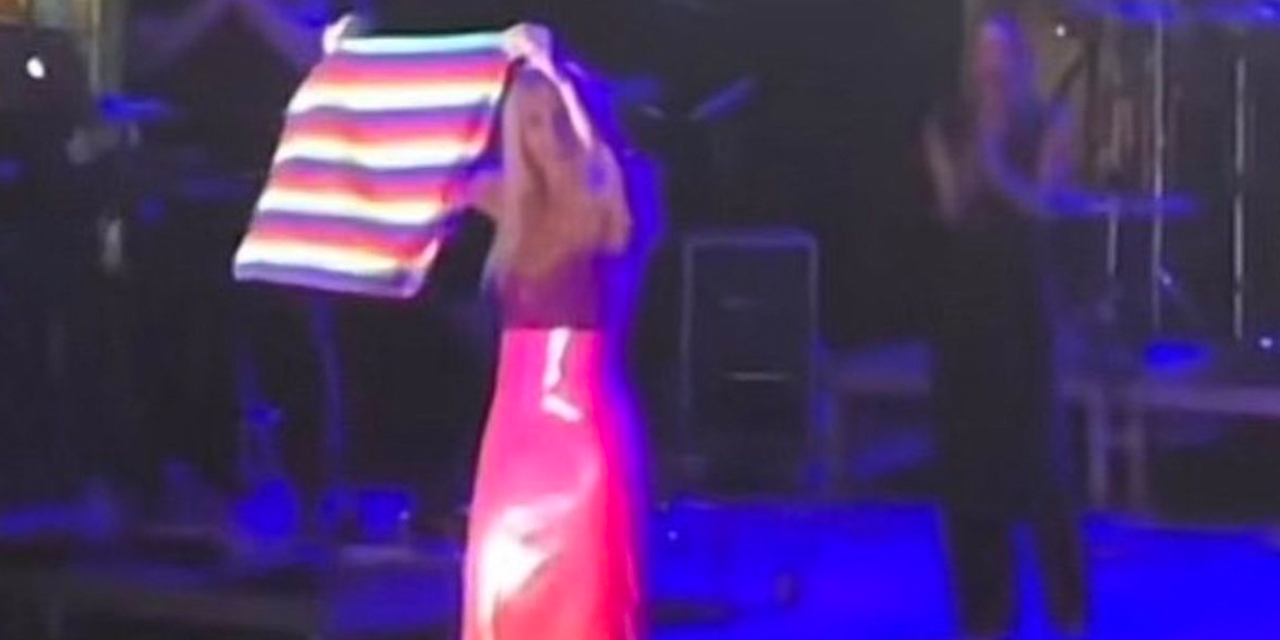 Gülşen, konserde LGBTIQ+ bayrağı açtı