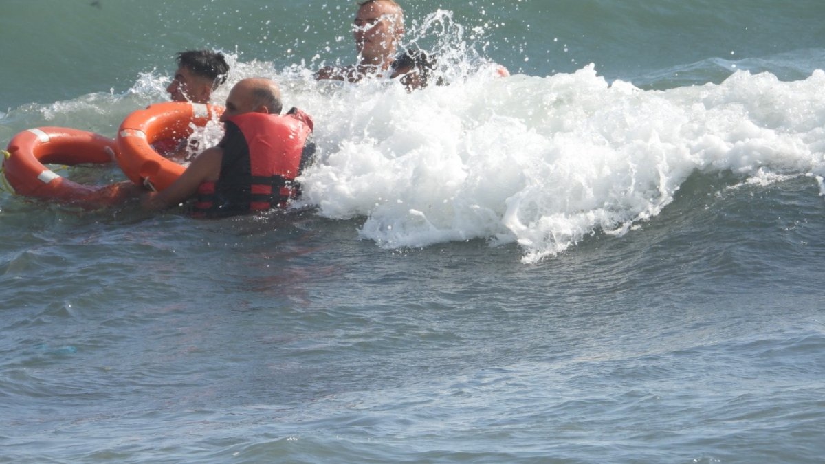 Hatay’da denize giren 6 kişi boğulma tehlikesi geçirdi