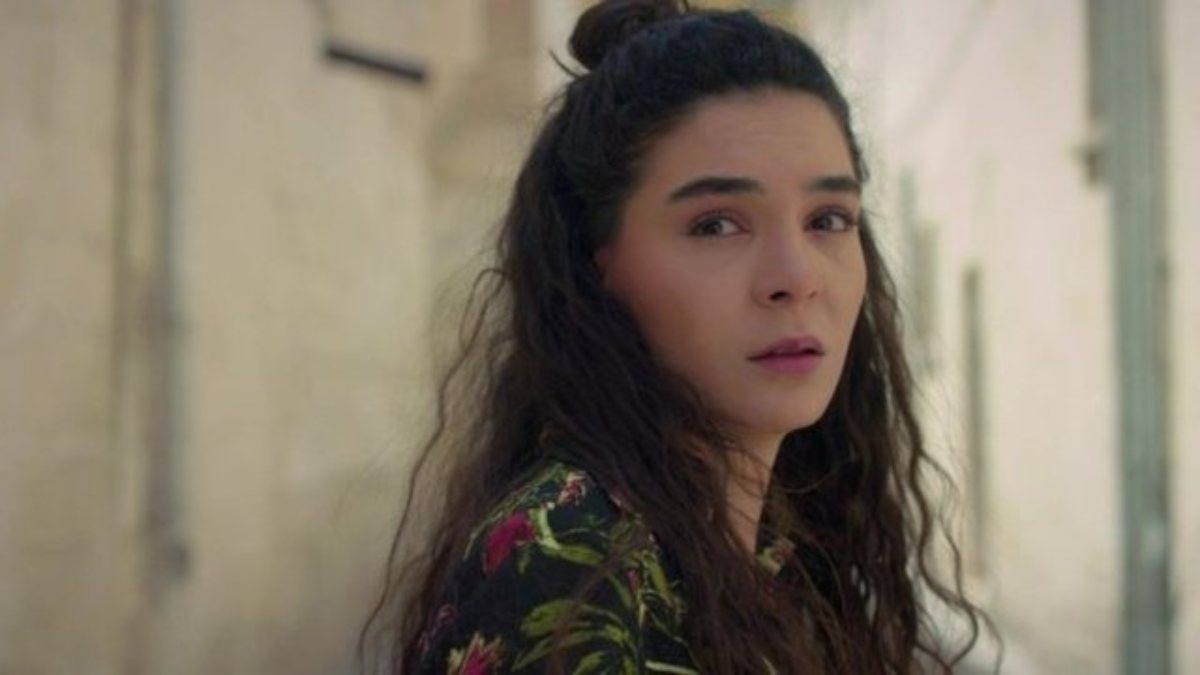 Hercai’nin Reyyan’ı mini şortuyla Amsterdam’a çıkarma yaptı! Görenin ağzı açık kaldı