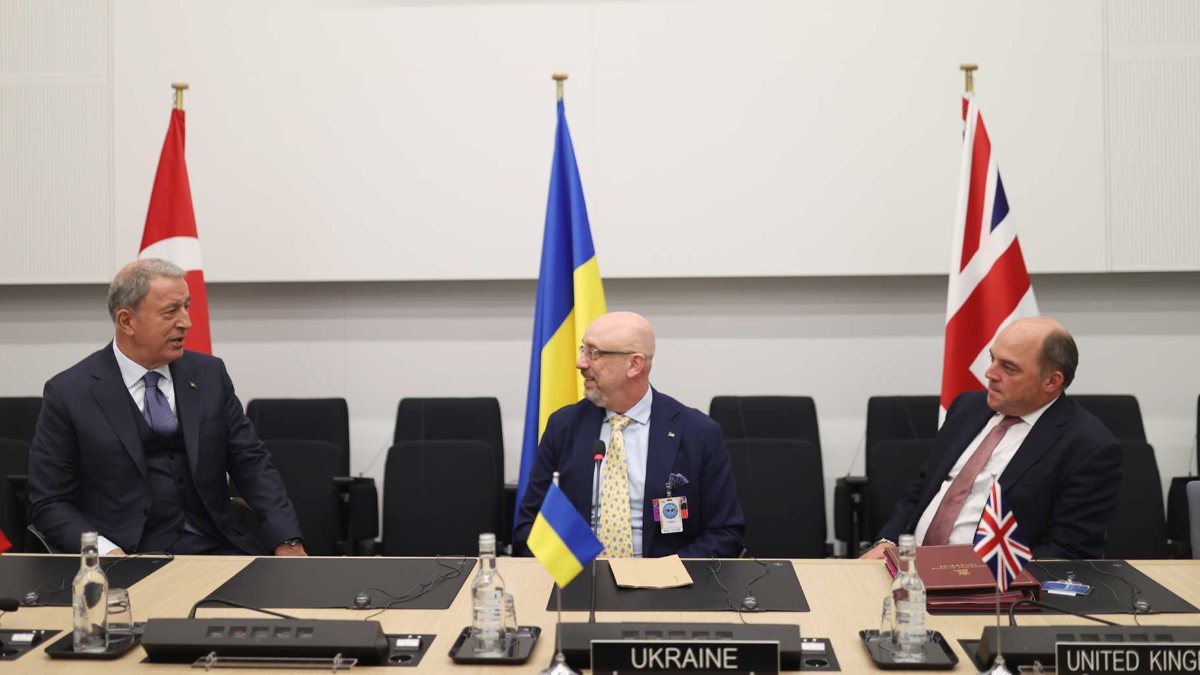 Hulusi Akar İngiltere ve Ukraynalı mevkidaşlarıyla görüştü