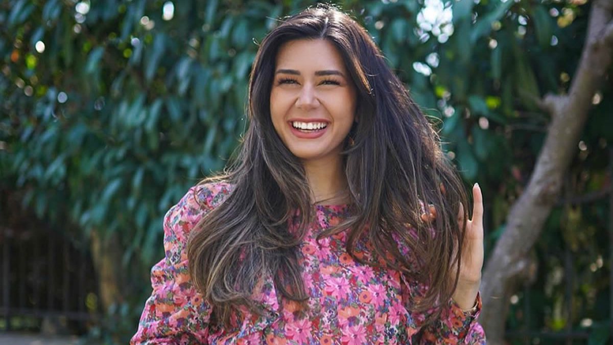 ‘İki gün önceki popo nerede?’ Kalça pozuyla olay olan Sibil Çetinkaya’nın o hali mest etti!