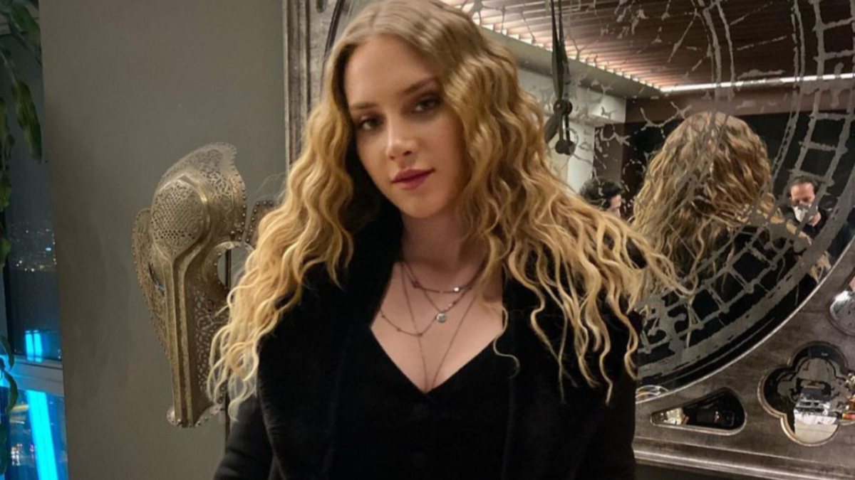 ‘İlik gibisin’ Hayal Köseoğlu bembeyaz teni ve mini şortuyla sosyal medyayı titretti!