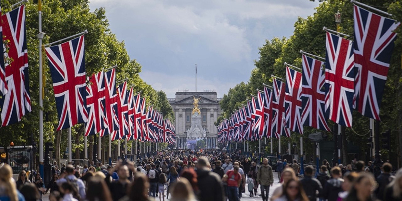 İngiltere’de Kraliçe 2. Elizabeth’in tahta çıkışının 70’inci yılı kutlanıyor