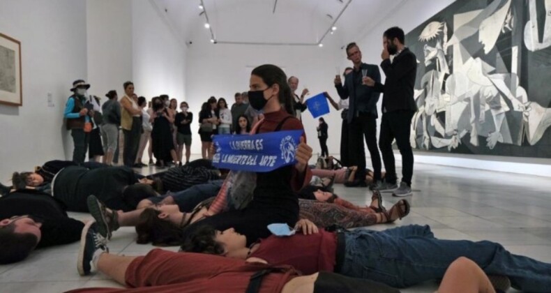 İspanya’da savaş karşıtlarından Picasso tablosu önünde NATO protestosu
