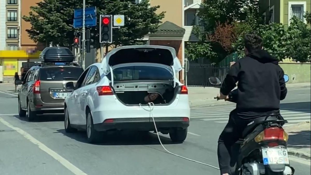 İstanbul trafiğinde şaşırtan anlar: Motosiklet çeken aracın bagajından çıktı
