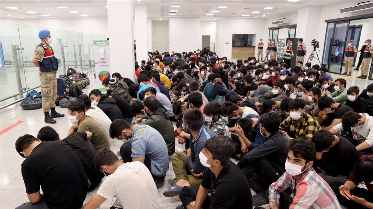 İstanbul’da 3 bin 921 kaçak, geri gönderme merkezine teslim edildi