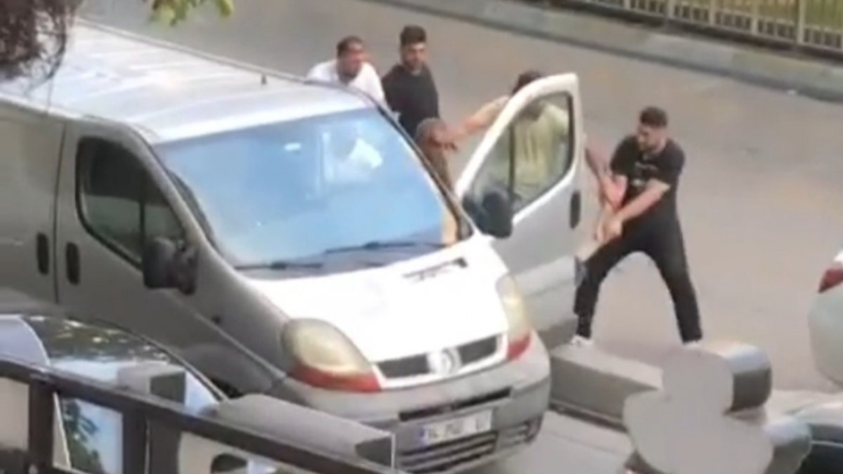 İstanbul’da trafikte zorla aracından indirilip darbedildi