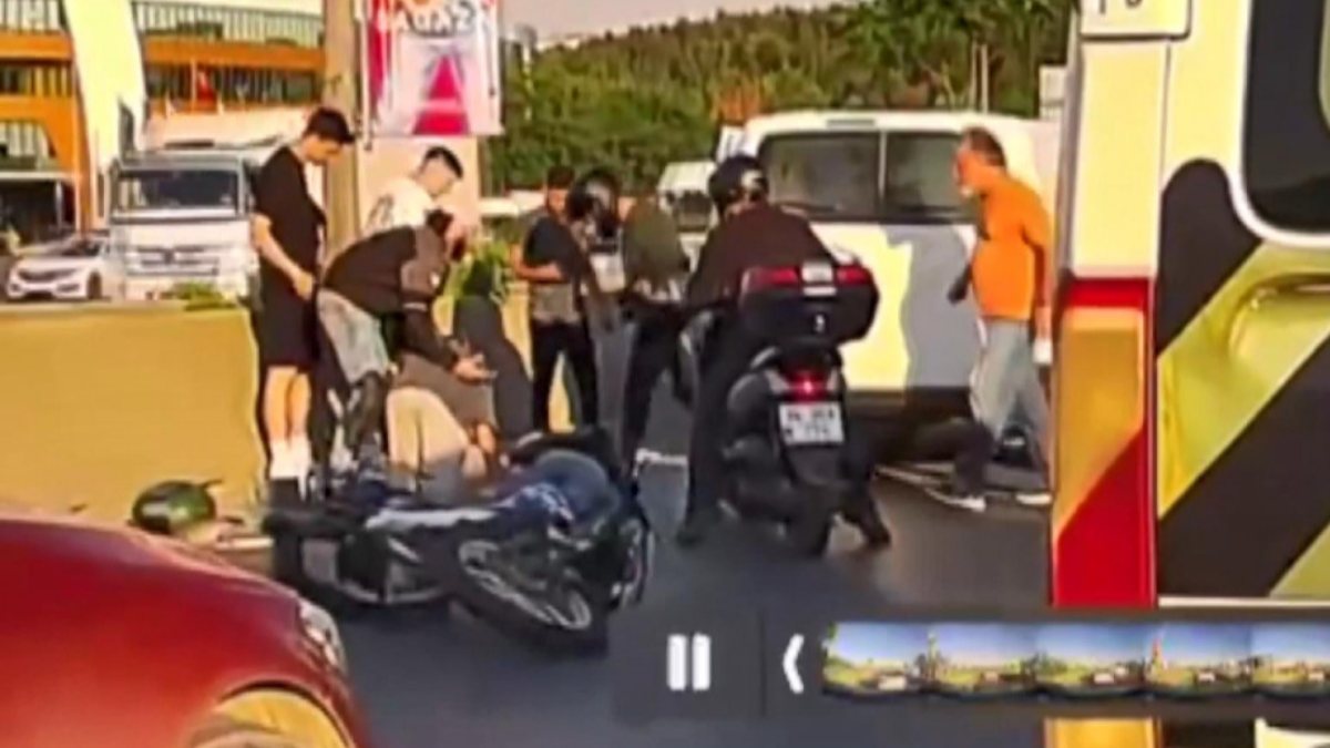 Kadıköy’deki motosiklet sürücüsü yola savruldu