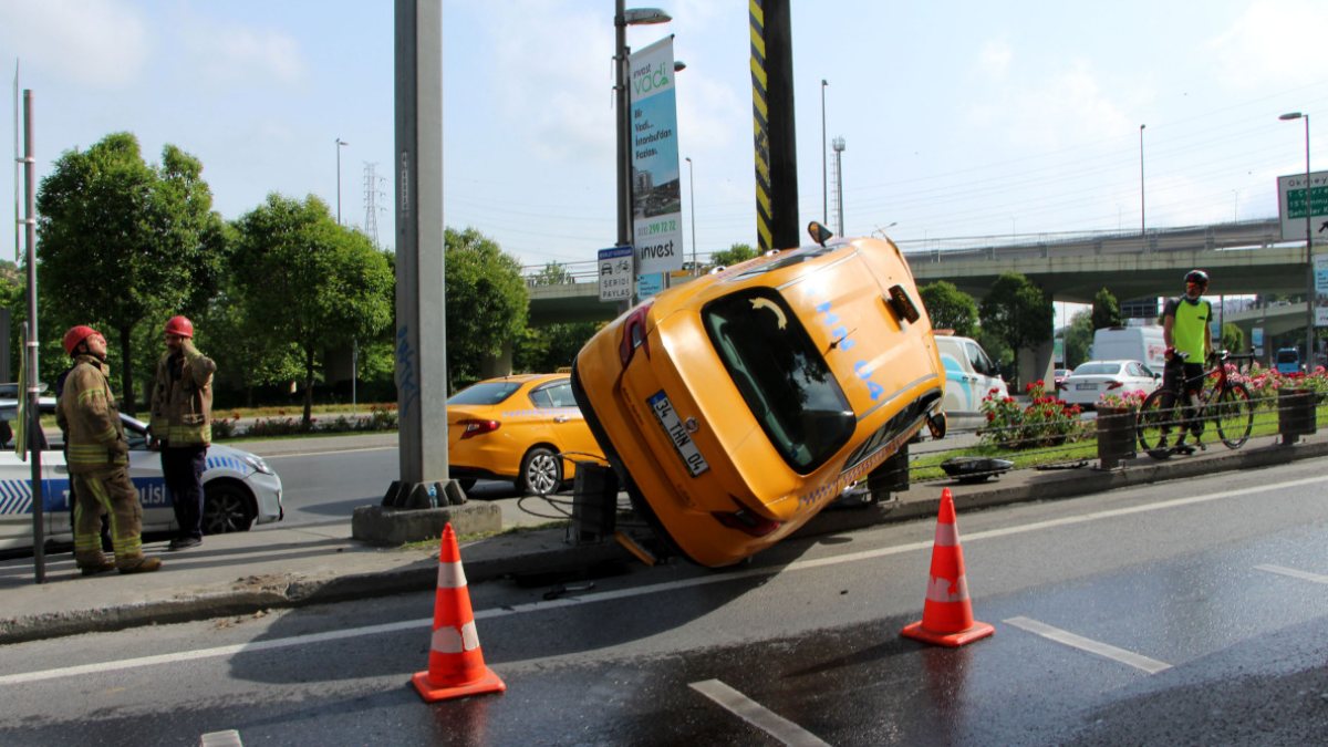 Kağıthane’de yolda kayan taksi bariyerlerde asılı kaldı