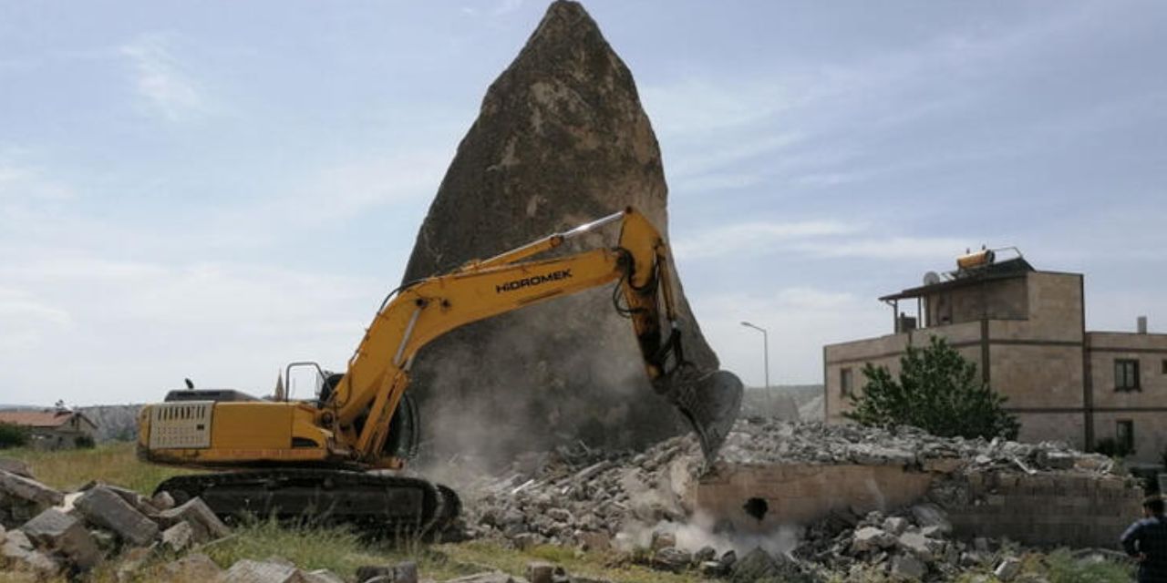 Kapadokya’da kaçak yapılara kepçe