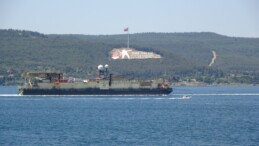 Karadeniz’de doğalgaz için boru serpecek gemi Çanakkale Boğazı’ndan geçti