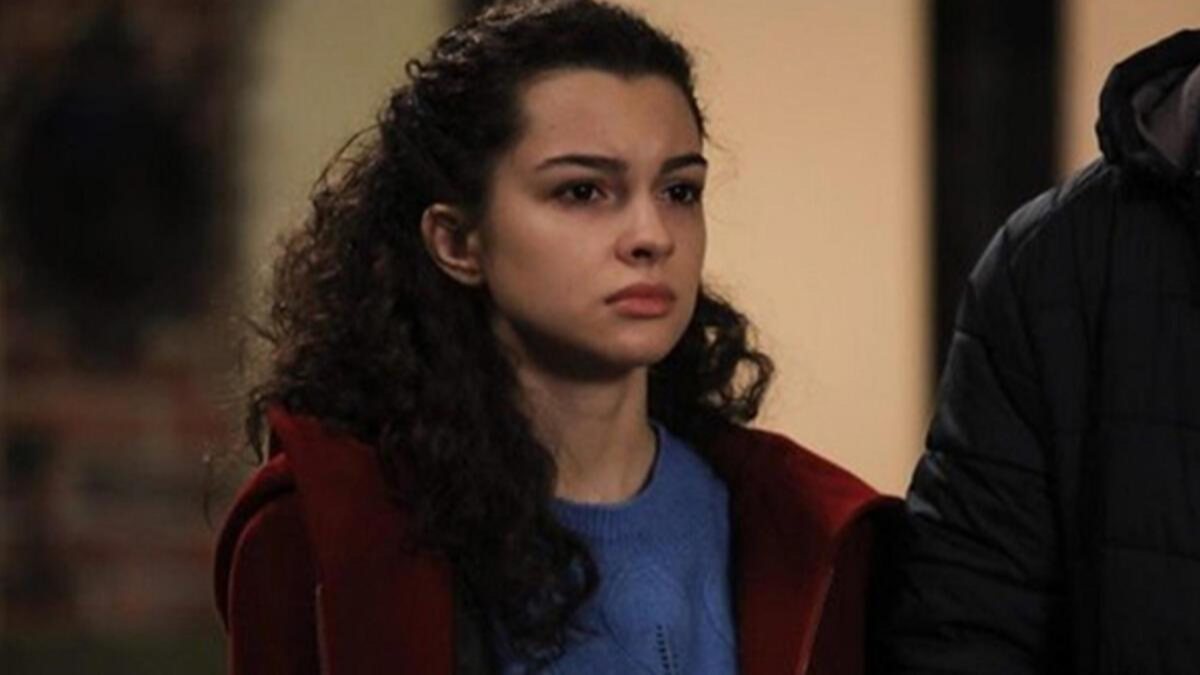 Kardeşlerim’in Asiye’si hem göğüs hem sırt dekoltesiyle ortalığı salladı! ‘Bu yaşta bu fizik…’