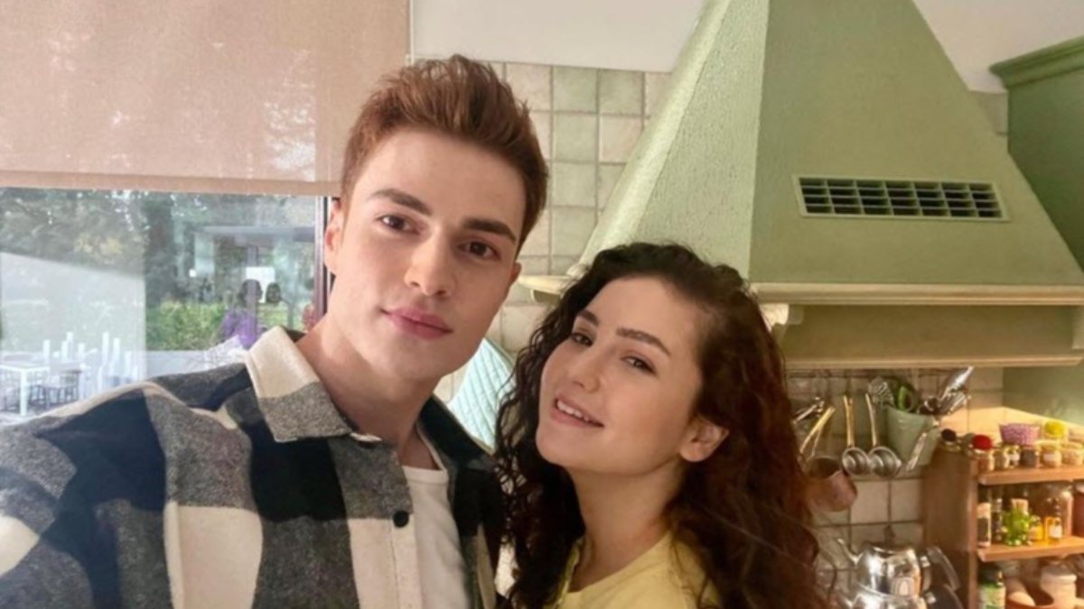 Kardeşlerim’in Aybike’si mini eteği ve derin göğüs dekoltesiyle nefes kesti! ‘Sen neymişsin meğer’