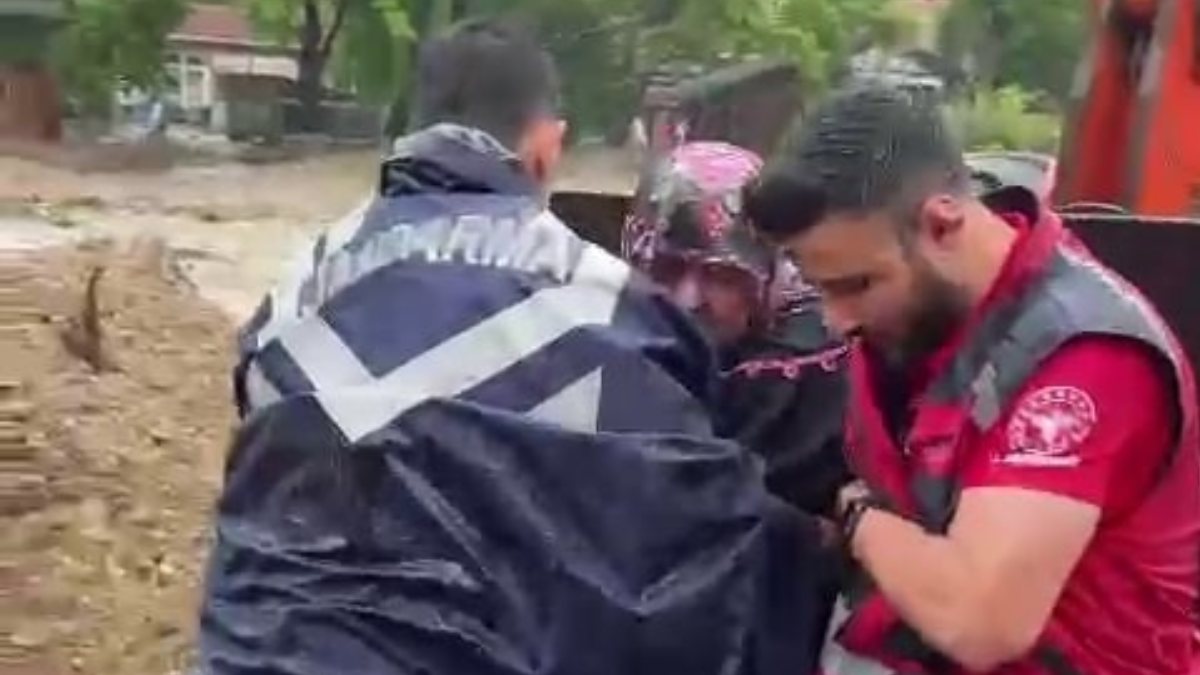 Kastamonu’da jandarma ekiplerinden alkışlanacak tahliye operasyonu