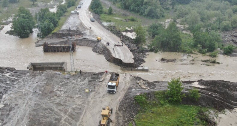 Kastamonu’da Sada Çayı taştı, iki ilçe ile bağlantı kesildi