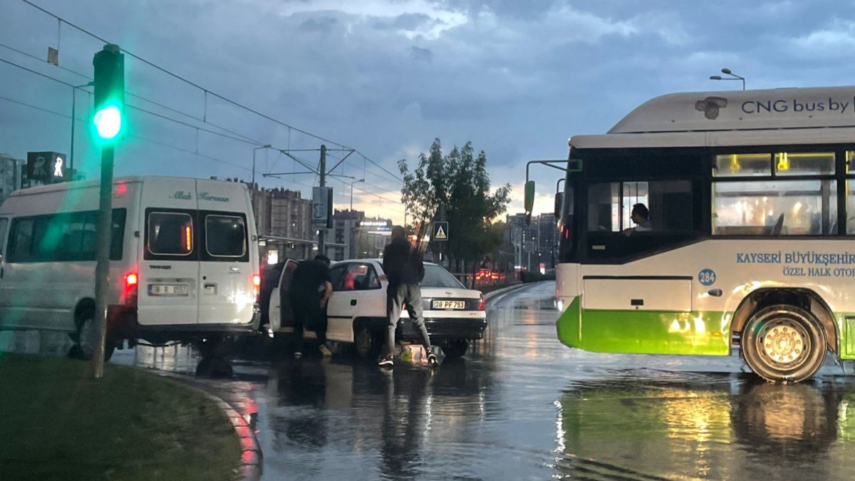 Kayseri’de sağanak yağmur etkili oldu