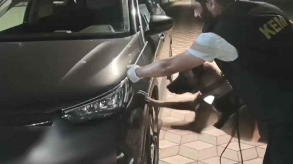 Kocaeli’de aracın motorundan 5 kilo uyuşturucu çıktı