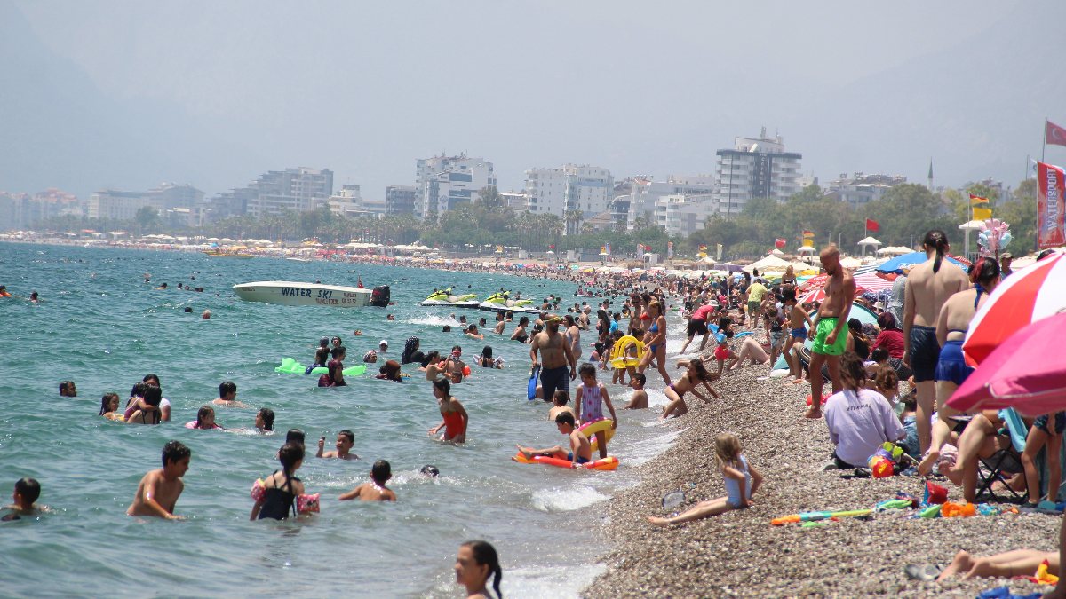 Konyaaltı sahilinde hafta sonu yoğunluğu