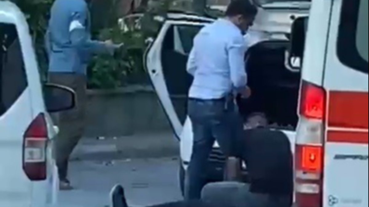 Küçükçekmece’de uyuşturucu satıcıları, kaçmaya çalışırken polise çarptı