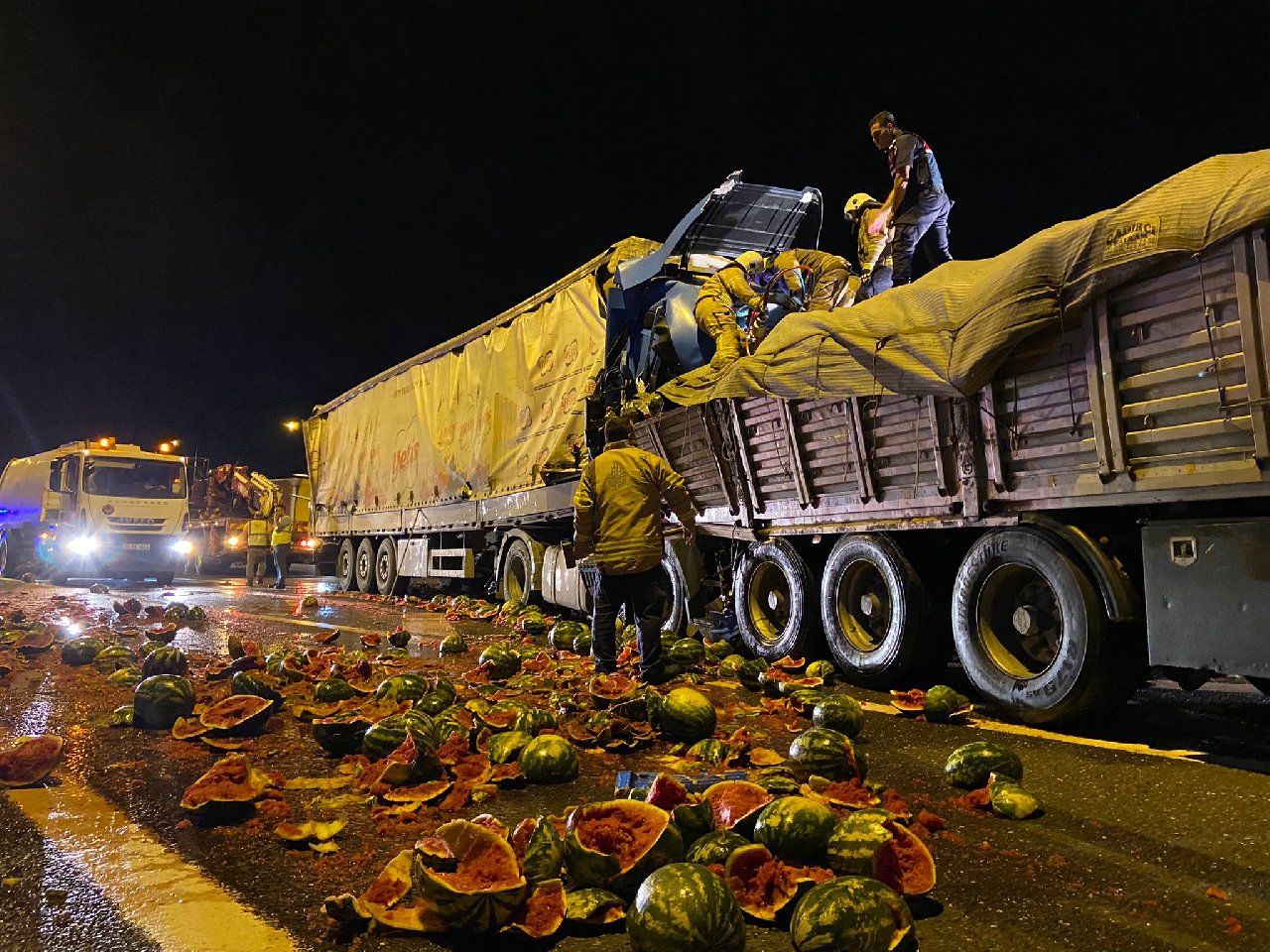 Kuzey Marmara Otoyolu’nda iki TIR kaza yaptı: Bir kişi hayatını kaybetti