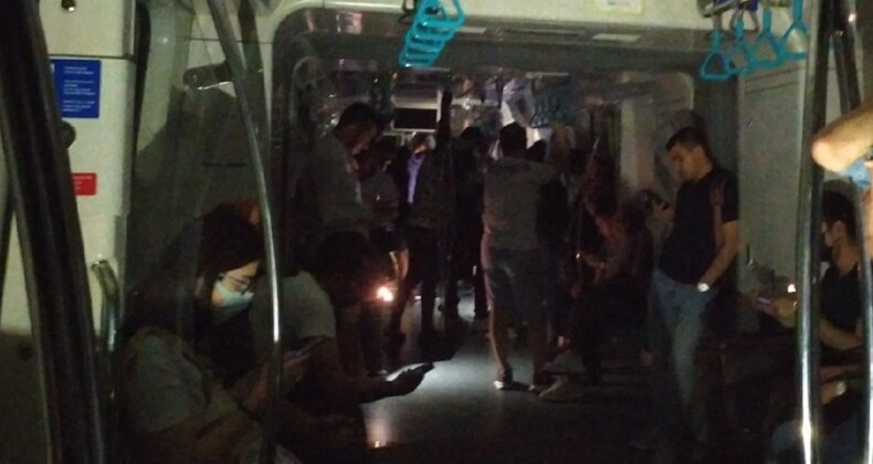 Marmaray’da elektrik kesildi: Yolcular etrafı telefonlarıyla aydınlattı