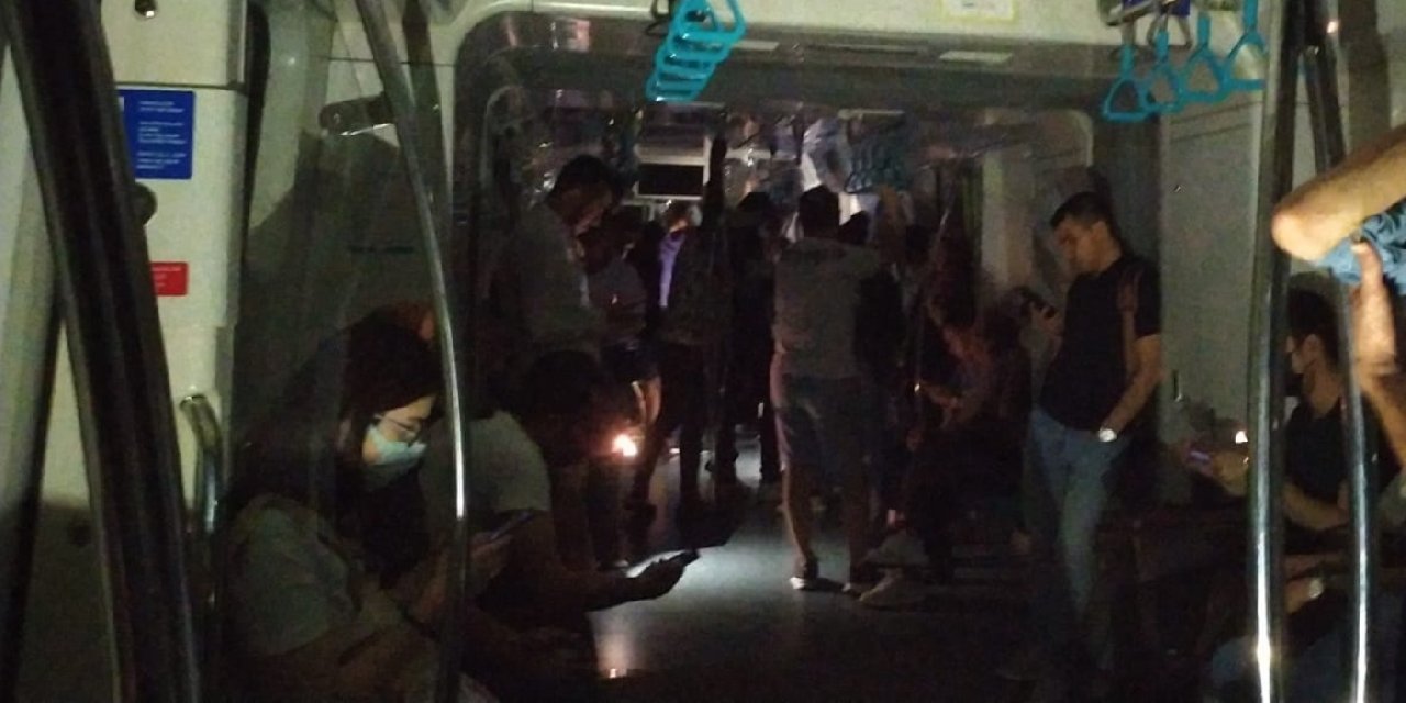 Marmaray’da elektrik kesildi: Yolcular etrafı telefonlarıyla aydınlattı