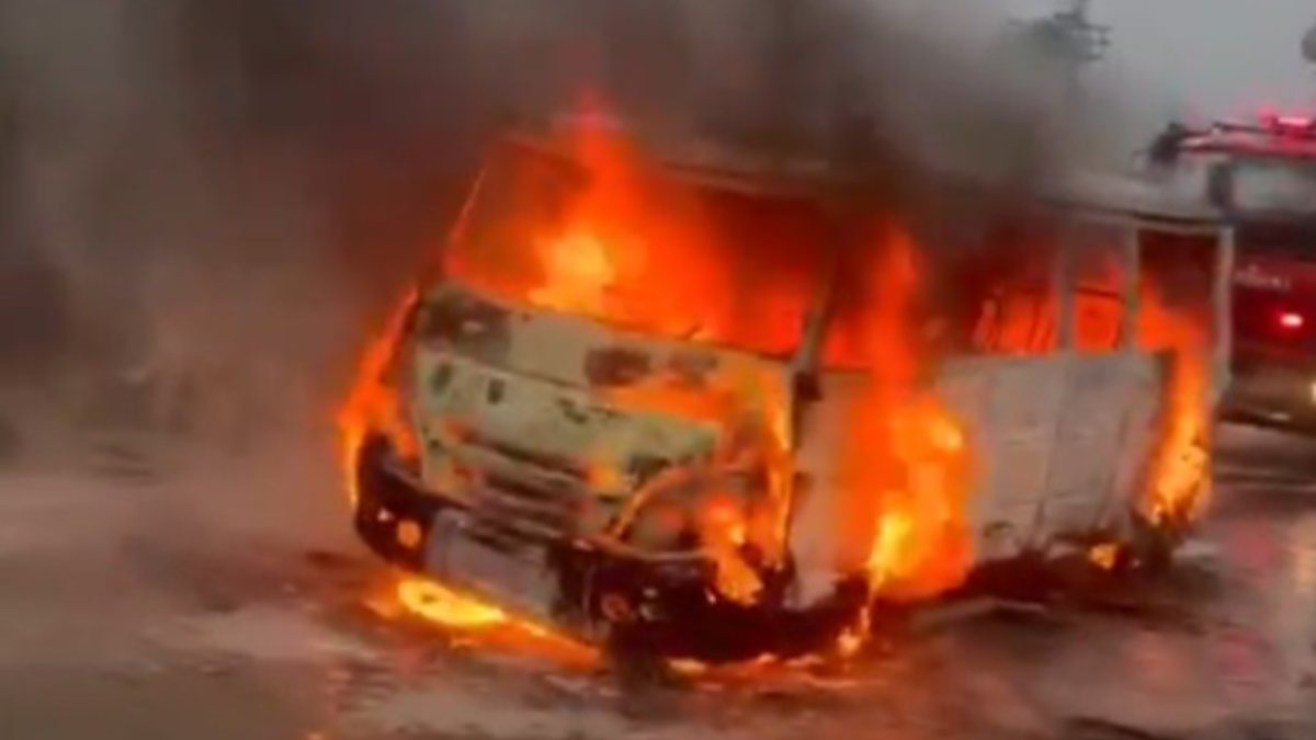 Mersin’de tarım işçilerinin servisi alev aldı